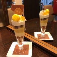 Photo taken at Lindt Chocolat Café by 神無月 紫. on 7/16/2019