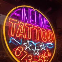 Foto tirada no(a) Fineline Tattoo por Eliza S. em 5/13/2016