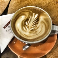 Das Foto wurde bei Mambocino Coffee von Gülşah A. am 2/19/2016 aufgenommen