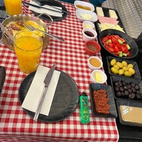 Foto diambil di Siyah Cafe &amp;amp; Breakfast oleh ramin a. pada 9/29/2022