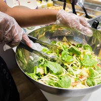 4/20/2018 tarihinde Salad Box NYziyaretçi tarafından Salad Box NY'de çekilen fotoğraf