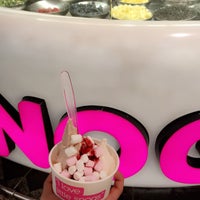 Photo taken at Snog Pure Frozen Yogurt by ασφαλής on 5/11/2018