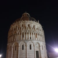 Foto tirada no(a) Piazza del Duomo (Piazza dei Miracoli) por Celine C. em 10/11/2023