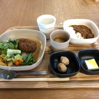 Photo taken at THE UNIVERSITY DINING by 幕 on 6/17/2018