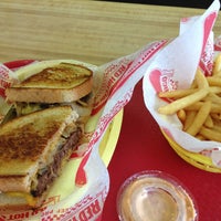 9/11/2013 tarihinde Nikki K.ziyaretçi tarafından Burger Baron'de çekilen fotoğraf