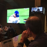 Das Foto wurde bei The Bayou Burger &amp;amp; Sports Company von Alan M. am 10/26/2017 aufgenommen