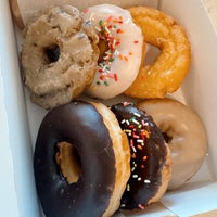 Foto tirada no(a) The Donut House por Lisa B. em 12/15/2023