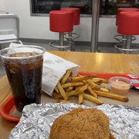 Foto diambil di Z Burger oleh Md pada 2/20/2023