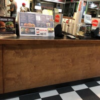 Foto tirada no(a) MOOYAH Burgers, Fries &amp;amp; Shakes por Chevonda A. em 1/30/2018