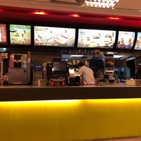 Photo taken at McDonald&#39;s &amp; McCafé by Chaiyot Y. on 11/22/2018