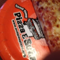 รูปภาพถ่ายที่ Pudgies Pizza โดย Jeffrey H. เมื่อ 10/2/2012