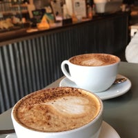 รูปภาพถ่ายที่ Small Batch Coffee Company โดย العنـود เมื่อ 4/11/2017