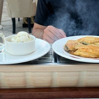 2/20/2022 tarihinde Julie E.ziyaretçi tarafından Mezlai Emirati Restaurant'de çekilen fotoğraf