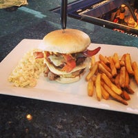 Das Foto wurde bei 585 Rockin Burger Bar von Blu R. am 2/28/2013 aufgenommen