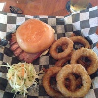 Foto scattata a Elwoods Barbecue &amp;amp; Burger Bar da B K. il 6/19/2014