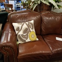 Снимок сделан в Invio Fine Furniture Consignment пользователем Josh W. 5/8/2018