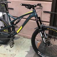 Foto tirada no(a) Grove Street Bicycles por Tim H. em 5/2/2019