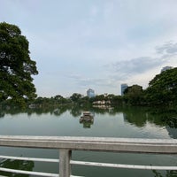 Photo taken at สะพานชมปลา สวนลุม by Junior Rosa P. on 9/24/2022