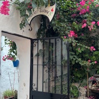 รูปภาพถ่ายที่ Aroma Café &amp;amp; Secret Garden โดย Kholoud I. เมื่อ 8/23/2023