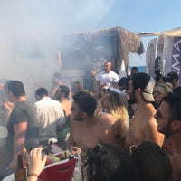 Foto tirada no(a) SeaSide Beach Lounge por Cumali Ö. em 7/16/2017