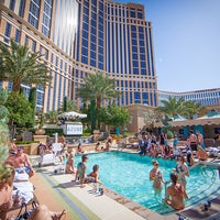 Foto tomada en Azure Luxury Pool (Palazzo)  por Vegas Seven M. el 4/1/2013