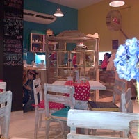 Foto diambil di Ser Feliz! - Tienda, Café &amp;amp; Dulces oleh Ruben I. pada 9/8/2013