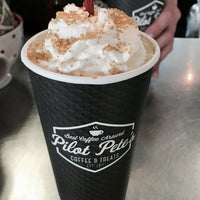 Foto tomada en Pilot Pete&amp;#39;s Coffee &amp;amp; Treats  por Sarah N. el 2/2/2018
