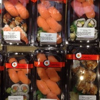 Снимок сделан в Sushi! by Bento Nouveau пользователем Andrew Z. 9/12/2015