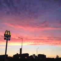 รูปภาพถ่ายที่ McDonald&amp;#39;s โดย VladimIra M. เมื่อ 7/16/2016