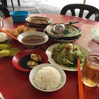 Photo taken at Kai Tian Bak Kut Teh (开天记瓦煲肉骨茶) by Elfy S. on 3/24/2018