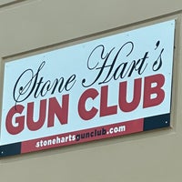 Foto diambil di Stone Hart&amp;#39;s Gun Club &amp;amp; Indoor Range oleh Brenda A. pada 5/25/2024