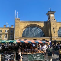 Photo taken at King&amp;#39;s Cross Square by Ualison M. on 8/11/2022