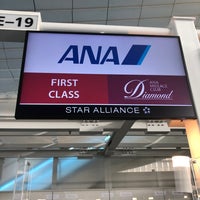 Photo taken at ANA SUITE Check-In by Taku 目. on 7/22/2022