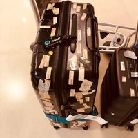 Photo taken at T1 Baggage Claim (Belts 16-23) by Taku 目. on 6/18/2023
