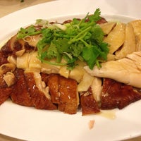 Photo taken at Tian Tian Hainanese Chicken Rice by Taku 目. on 12/4/2014