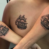 Снимок сделан в Southern Customs Tattoo Company пользователем Hannah C. 2/9/2018