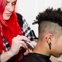 6/3/2018 tarihinde You &amp;amp; Sundry Barbershopziyaretçi tarafından You &amp;amp; Sundry Barbershop'de çekilen fotoğraf
