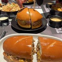 Foto scattata a Graviton Steak Burger da B.Alkhalifah il 2/2/2024