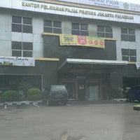 Photo taken at Kantor Pelayanan Pajak Pratama by Rizanto N. on 1/18/2016