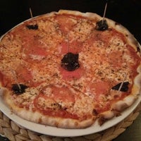 Foto diambil di Simplesmente Pizza Bar oleh Whitney pada 6/5/2013