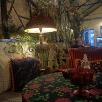 Foto diambil di Çingene Cafe oleh Sultan M. pada 2/10/2022