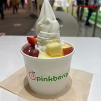 Photo taken at Pinkberry by Haru K. on 12/13/2021