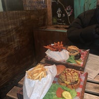 รูปภาพถ่ายที่ Juanchi&amp;#39;s Burger โดย Shahad เมื่อ 1/9/2021
