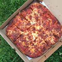 5/30/2017 tarihinde Richie S.ziyaretçi tarafından Santillo&amp;#39;s Brick Oven Pizza'de çekilen fotoğraf