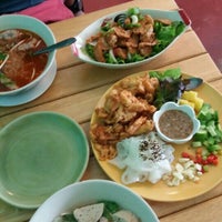 Photo taken at ผักเขียว อาหารเวียดนาม by Annie L. on 11/9/2017