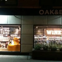 Photo prise au Oak &amp;amp; Barrel Wine and Liquor par Annie L. le9/4/2016