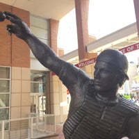 Johnny Bench Statue By Tom Tsuchiya Outdoor Sculpture In Central