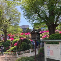 Photo taken at Nezu-jinja Tsutsujien Garden by T T. on 4/13/2023
