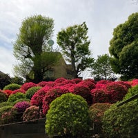 Photo taken at Nezu-jinja Tsutsujien Garden by T T. on 4/9/2023