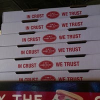 Foto scattata a Home Slice Pizza da Caitlin C. il 3/17/2023